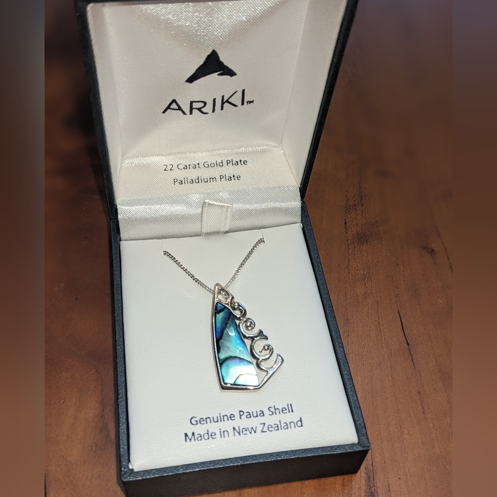 NIB Ariki wave pendant
